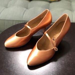 Dance shoes for smooth and standard